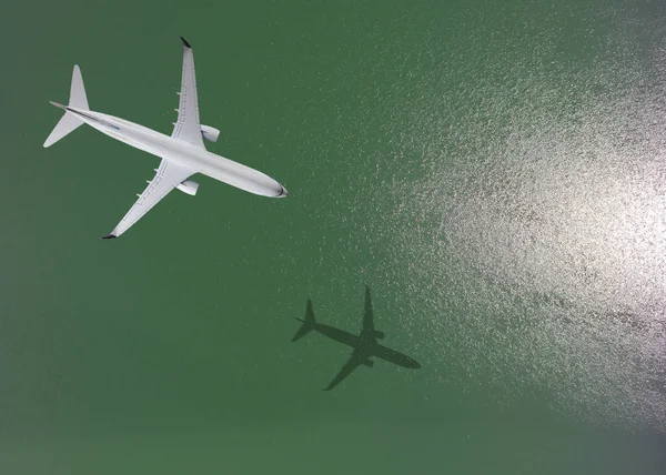 Avião voa sobre um mar, vista de cima — Fotografia de Stock