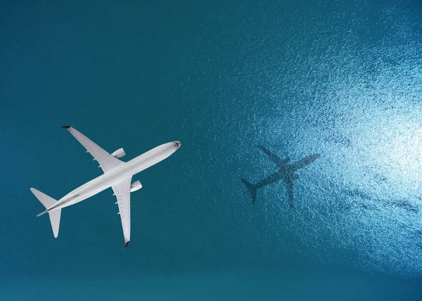 Avião voa sobre um mar, vista de cima — Fotografia de Stock