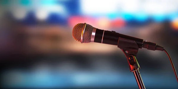 Detailní záběr z mikrofonu na stojanu — Stock fotografie