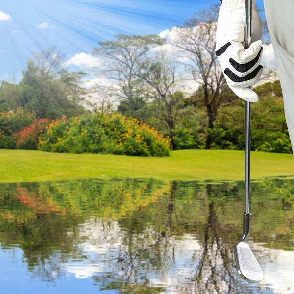 Golfspieler mit Golfschläger auf Golfplatz — Stockfoto