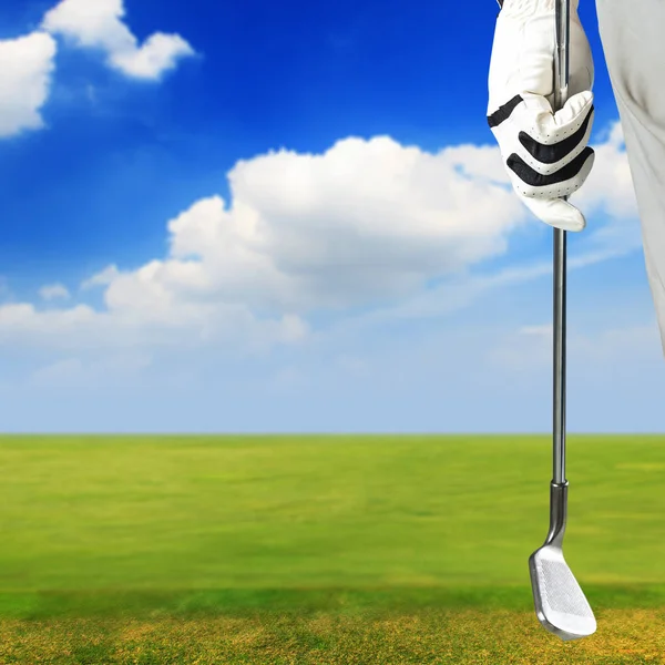 Joueur de golf tenant un club de golf sur un terrain de golf — Photo