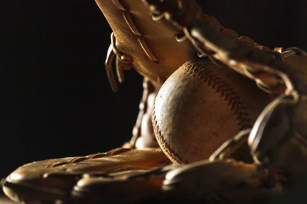 Imagen cercana de una vieja pelota de béisbol usada — Foto de Stock