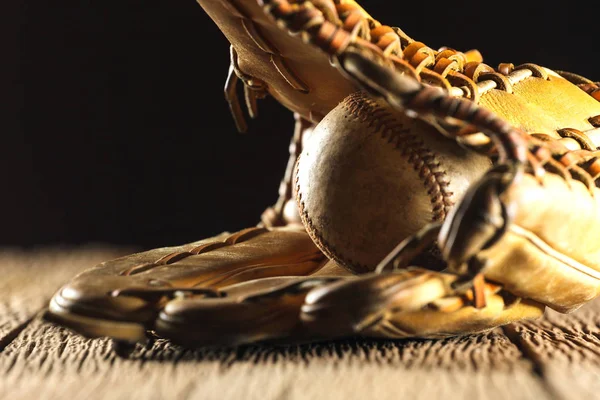 Imagen cercana de una vieja pelota de béisbol usada — Foto de Stock