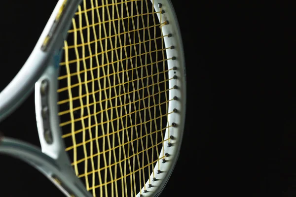 黒い背景にテニス ラケット — ストック写真
