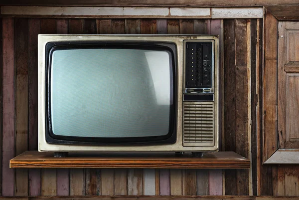 ヴィンテージの木製の棚にテレビ — ストック写真