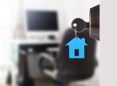 Anahtarlı kapıyı aç, anahtar deliğinde anahtar