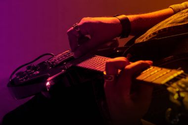 Elektrik gitar çalan bir sahnede