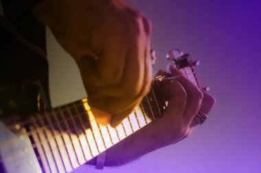 Elektrik gitar çalan bir sahnede