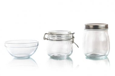 Beyaz bir arka plan boş cam bardakta