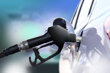 Araba benzin, yakıt ikmali istasyonunda araç yakıt ikmali ile yakıt ikmali