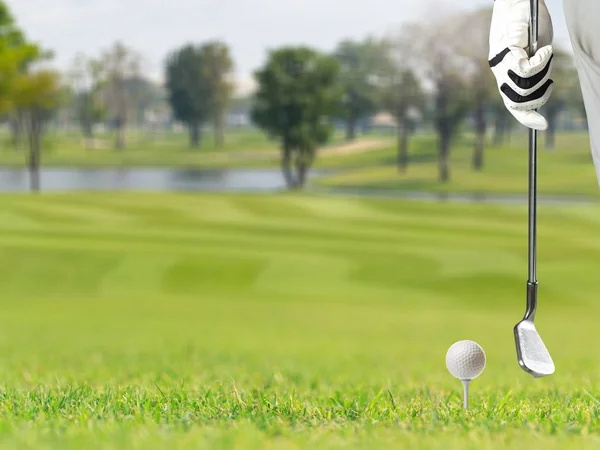 Golfové hráč drží golfový klub v golfové hřiště — Stock fotografie
