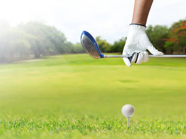 Gracz w golfa gospodarstwa klub golfowy w pole golfowe — Zdjęcie stockowe