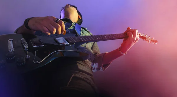 Guitarrista elétrico em um palco — Fotografia de Stock