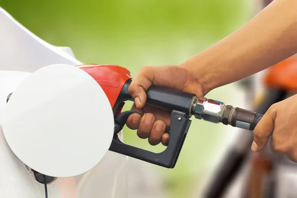 Auto met benzine tanken auto bij het tanken station tanken — Stockfoto