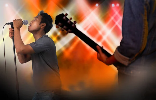 Silueta de guitarrista eléctrico y cantante en un escenario, en vivo — Foto de Stock