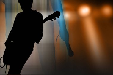 Silhouette elektro gitar oyuncu ve şarkıcı bir sahnede canlı