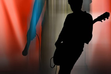 Silhouette elektro gitar oyuncu ve şarkıcı bir sahnede canlı