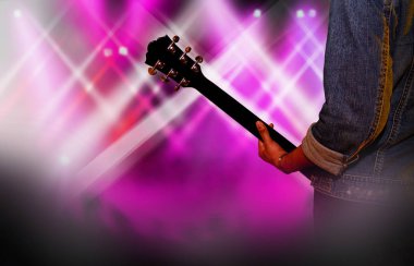 Elektrik gitar çalan bir sahnede konser canlı silüeti