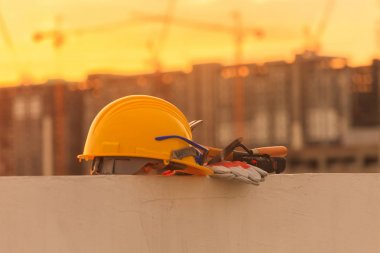 İnşaat alanındaki miğfer ve İnşaat Aletleri