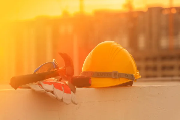 Строительный шлем и строительные инструменты на строительной площадке — стоковое фото