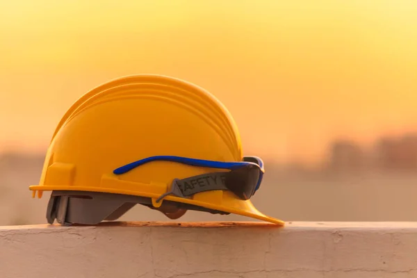 Casco de construcción y herramientas de construcción en obra —  Fotos de Stock