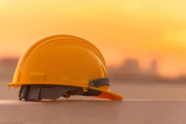 Capacete de construção e ferramentas de construção no canteiro de obras — Fotografia de Stock