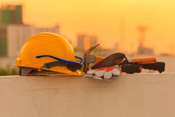 Строительный шлем и строительные инструменты на строительной площадке — стоковое фото