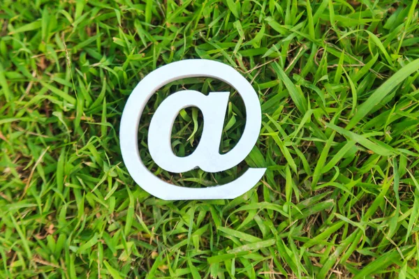 Elektronická značka na zelené trávě — Stock fotografie