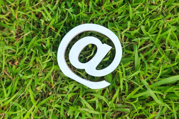 E-mail teken op groen gras — Stockfoto