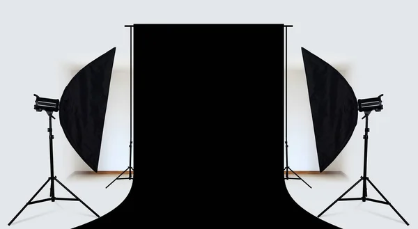 Işık teknik aygıtlar ve siyah zemin ile fotoğraf stüdyosu — Stok fotoğraf