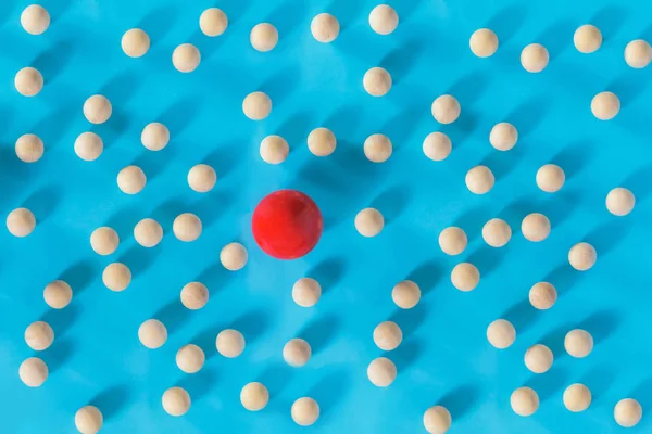 Koncepce vedení, červený míček a dřevěné koule s stín na modré — Stock fotografie