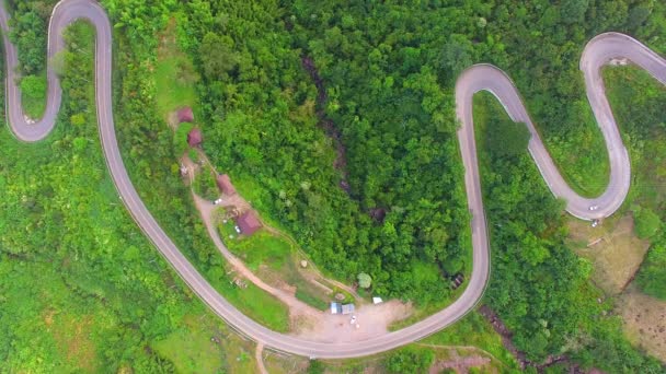 Luchtfoto van krom pad van weg op de berg — Stockvideo