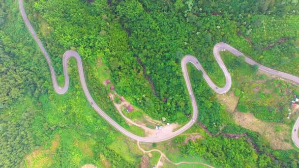 弯弯曲曲的小路，路的山上的鸟瞰图 — 图库视频影像