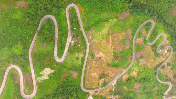 Вид с воздуха на кривую дорожку на горе — стоковое видео