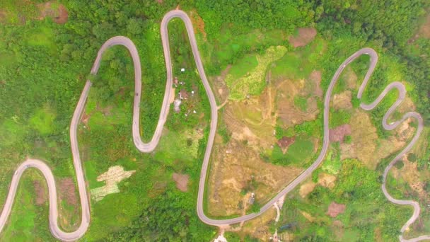 Luchtfoto van krom pad van weg op de berg — Stockvideo