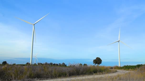 Granja de generador de energía de turbina eólica — Vídeo de stock