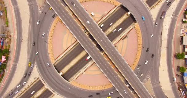 Vista aérea superior de la hermosa intersección de carreteras — Vídeo de stock