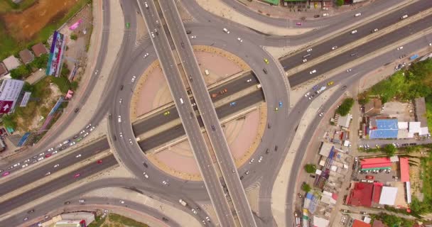 Vista aérea superior da bela intersecção rodoviária — Vídeo de Stock