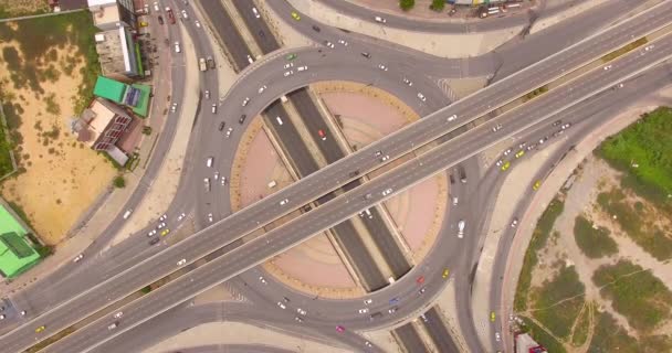Vista aérea superior da bela intersecção rodoviária — Vídeo de Stock