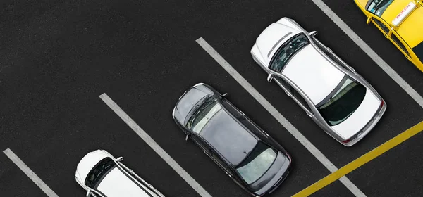 Widok z góry samochodów na parkingu — Zdjęcie stockowe