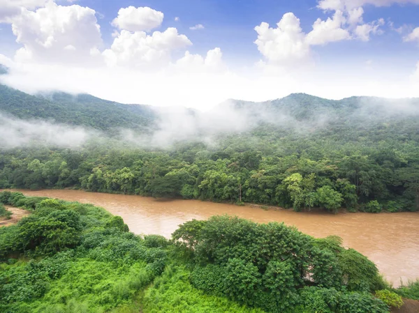 Luchtfoto van prachtige tropisch woud met de rivier, Shot fr — Stockfoto