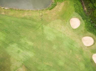 Güzel golf sahasının havadan görünümü