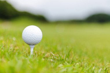Golf topu tee golf sahası üzerinde kapat