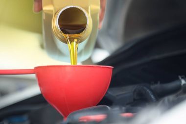 Dökme, dökülen petrol şişe yağ otomobil motor yağı