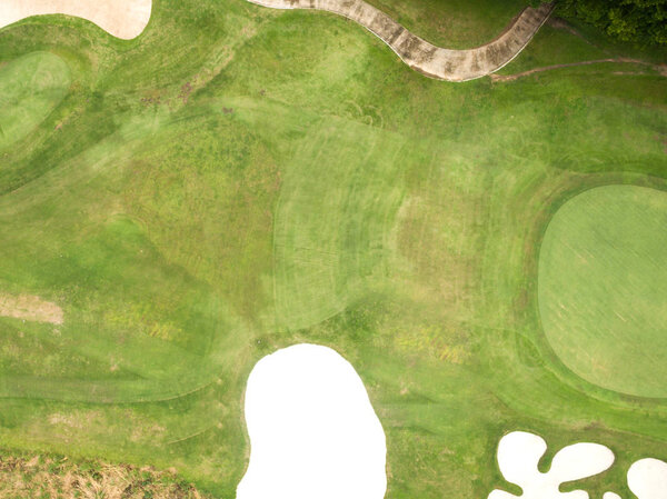 Вид с воздуха на красивое поле для гольфа
