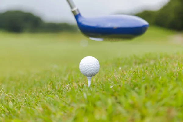 Club de golf y pelota de golf en el campo de golf —  Fotos de Stock