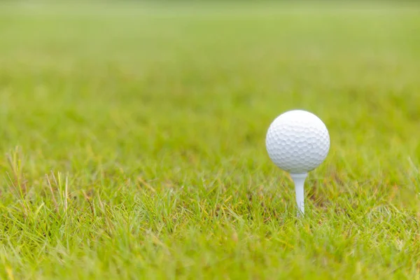 Nahaufnahme eines Golfballs beim Abschlag auf dem Golfplatz — Stockfoto