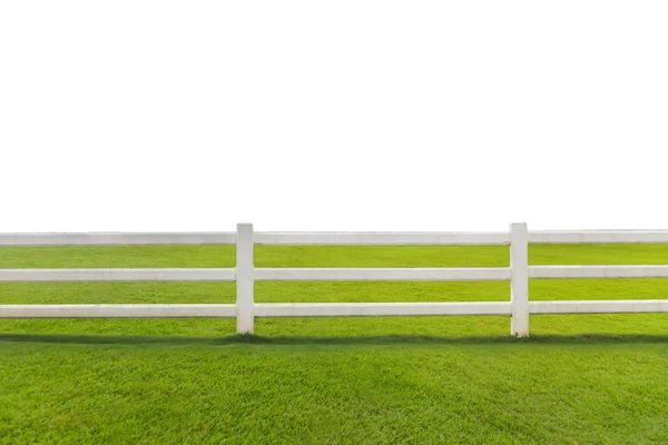 Hermoso paisaje de prado verde con cerca blanca — Foto de Stock