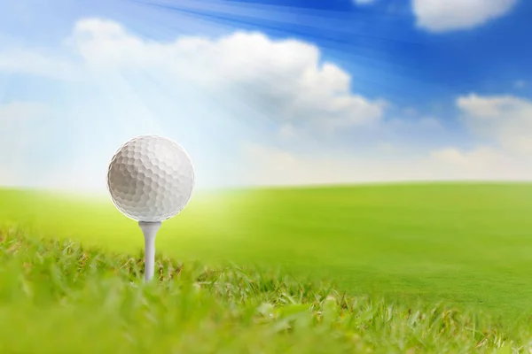 Primer plano de la pelota de golf en el campo de golf bajo el cielo azul — Foto de Stock