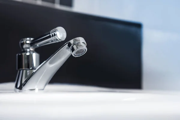 Éteignez le robinet sur la salle de bain — Photo